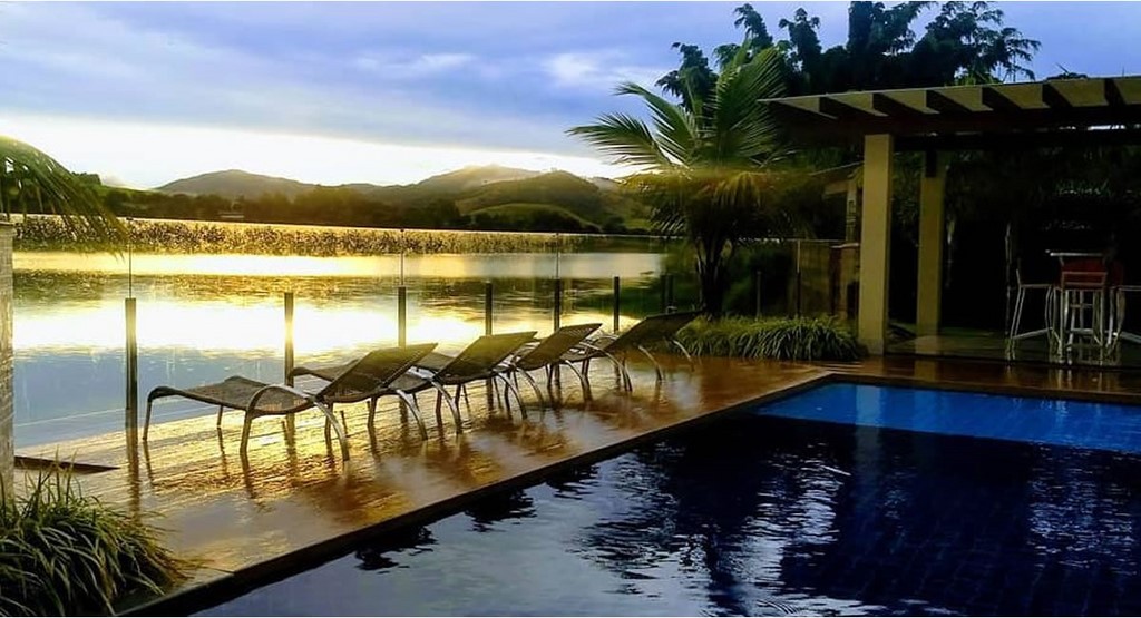 A piscina e o lago: Cyrilo´s Palace Hotel